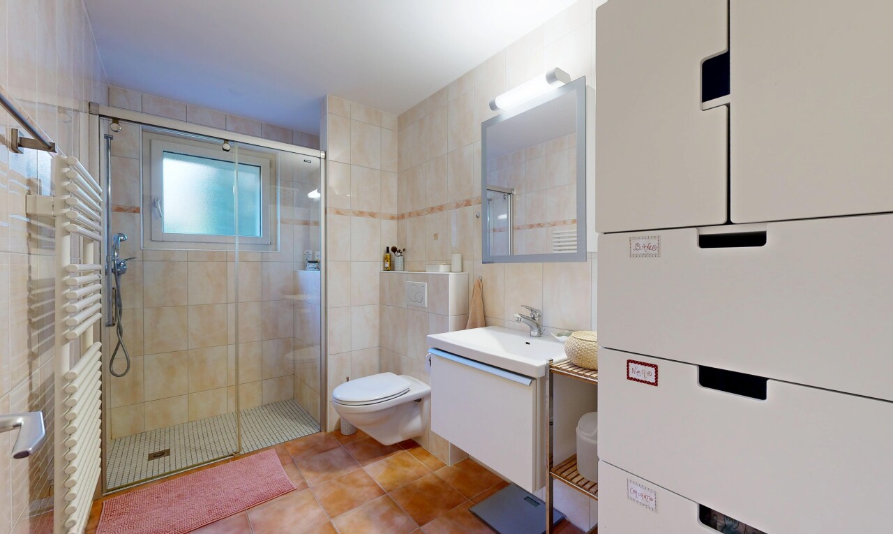 salle de bains avec miroir, chauffe-serviettes, salle de bain complète, douche, et light floor