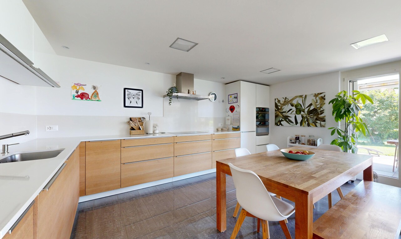 cuisine avec natural light, lumière naturelle, dark floor, inside property, et light countertops