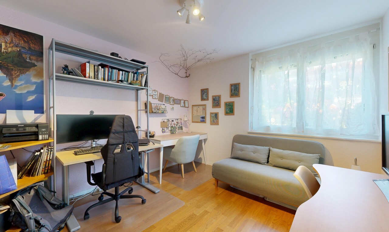 bureau avec espace bureau, inside property, cloison sèche, drywall, et sol en finition bois