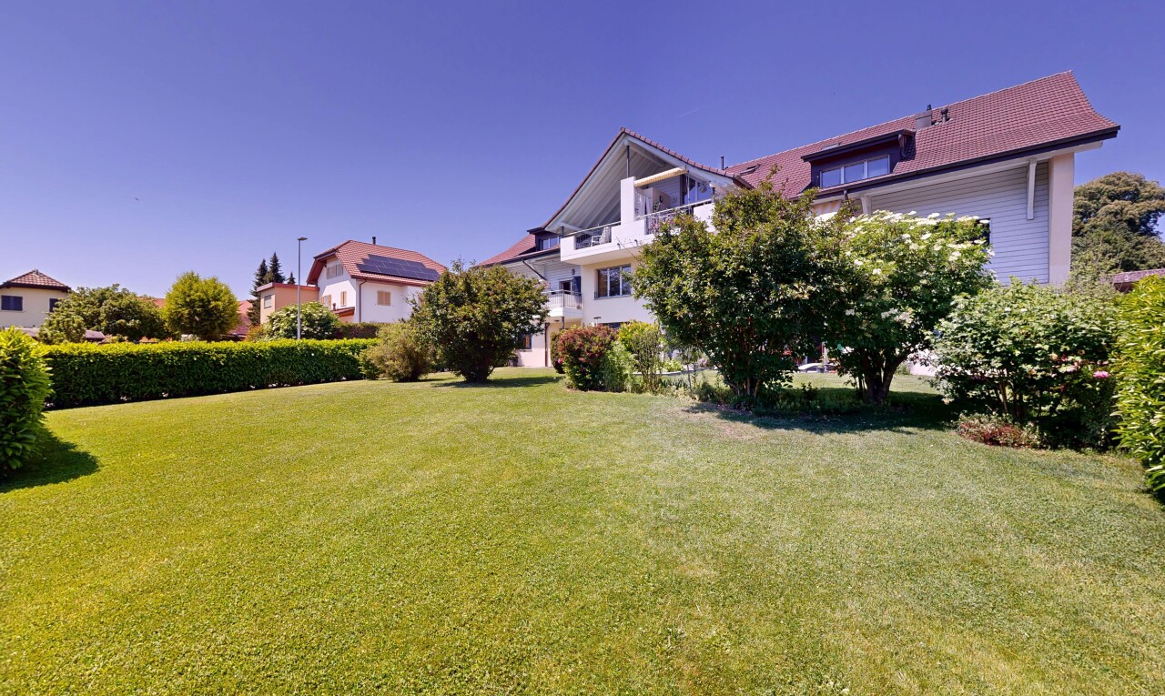 jardin avec pelouse, balcon, day time, et property visible