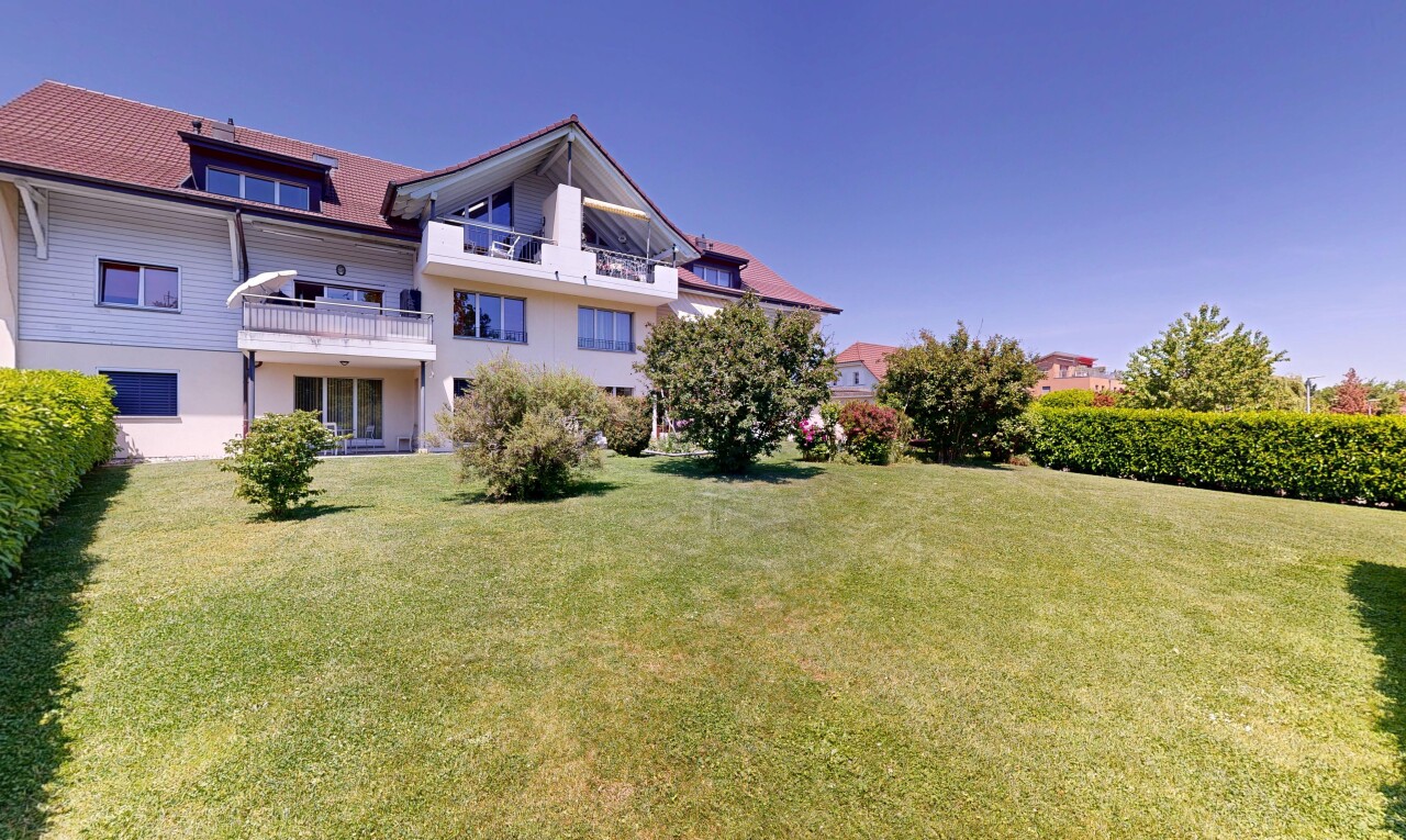 façade avec balcon, pelouse, toit mansardé, from property, et day time