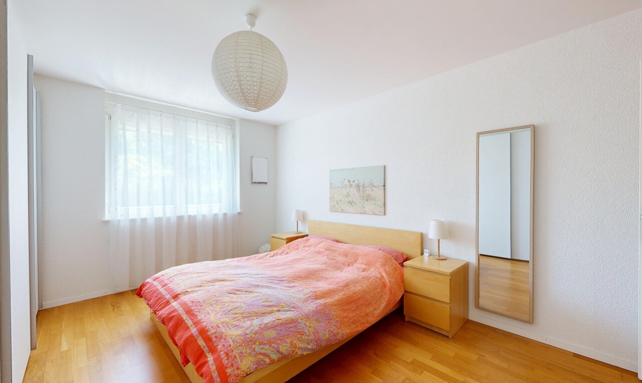 chambre avec inside property, lumière naturelle, natural light, sol en finition bois, et wood finish floor
