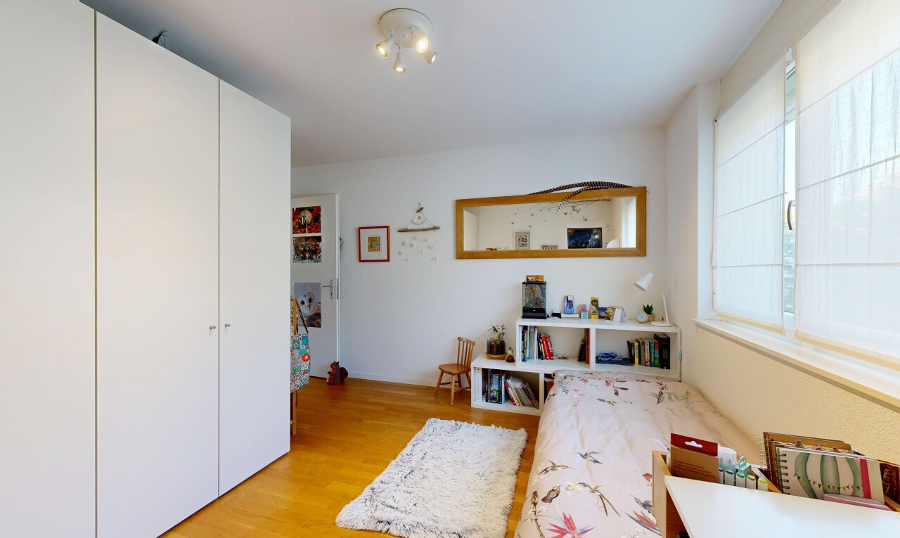 chambre avec inside property, sol en finition bois, wood finish floor, cloison sèche, et drywall