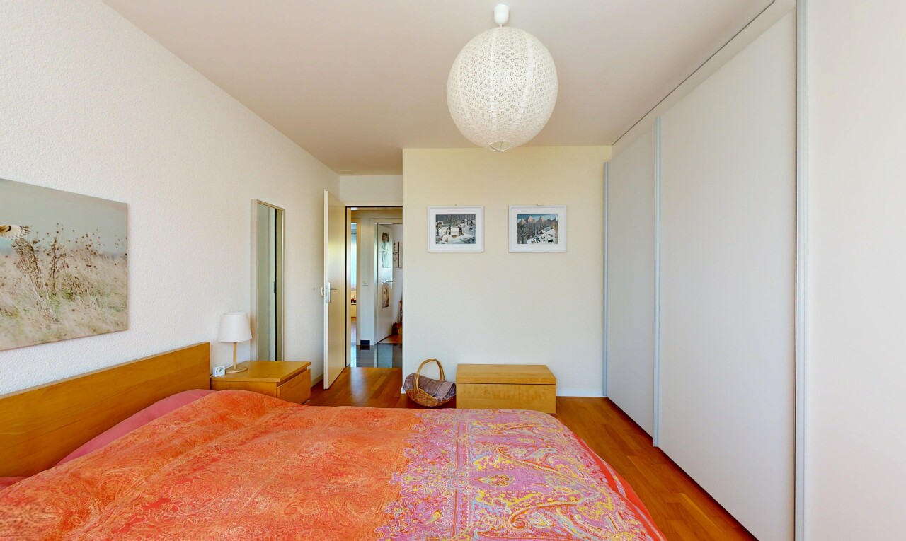 chambre avec wood finish floor, sol en finition bois, inside property, drywall, et cloison sèche
