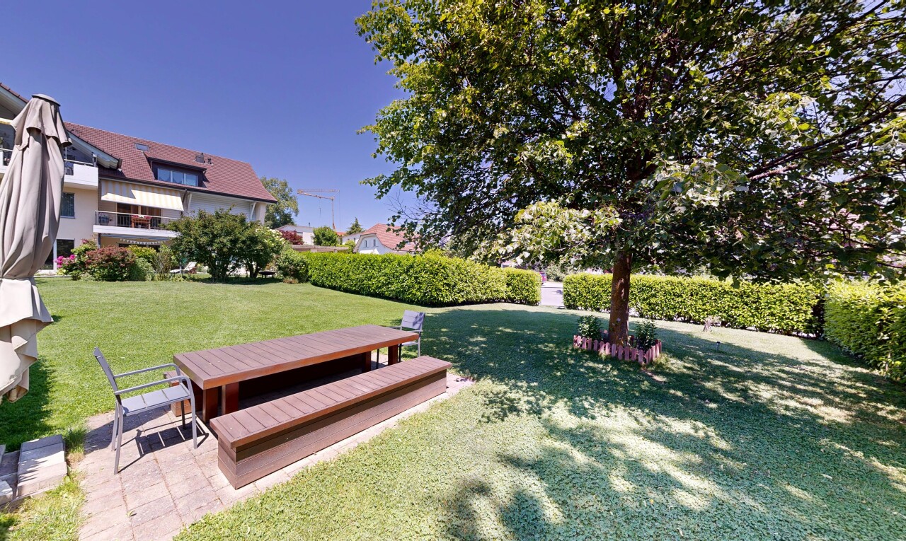 jardin avec pelouse, day time, et terrasse