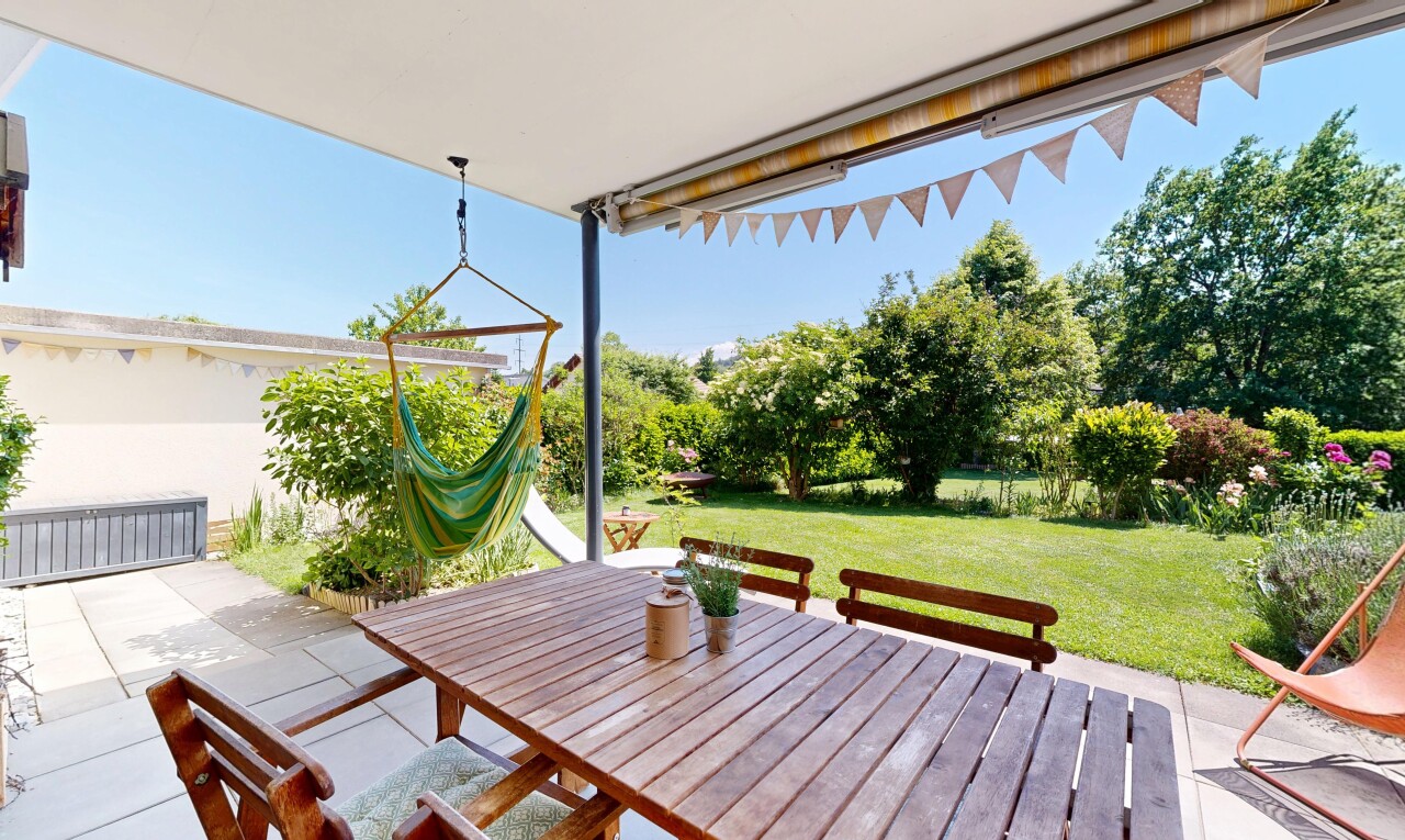 terrasse avec pelouse, coin repas extérieur, from property, day time, et terrasse