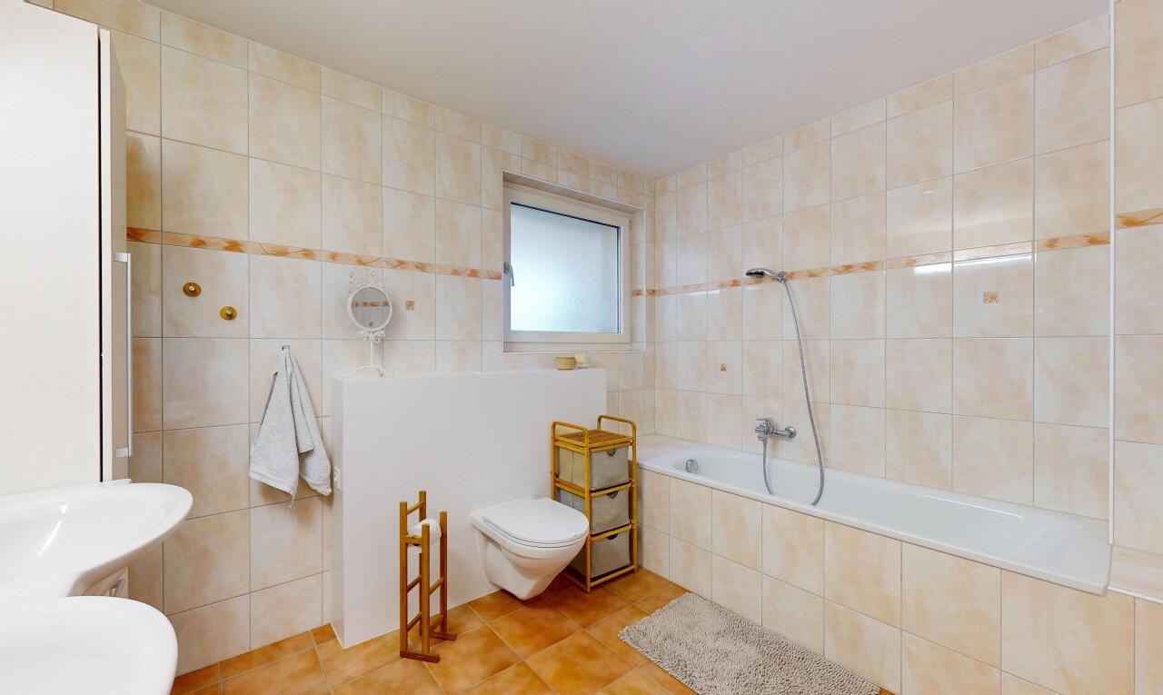 salle de bains avec mur en carrelage, tile wall, salle de bain complète, bain, et inside property