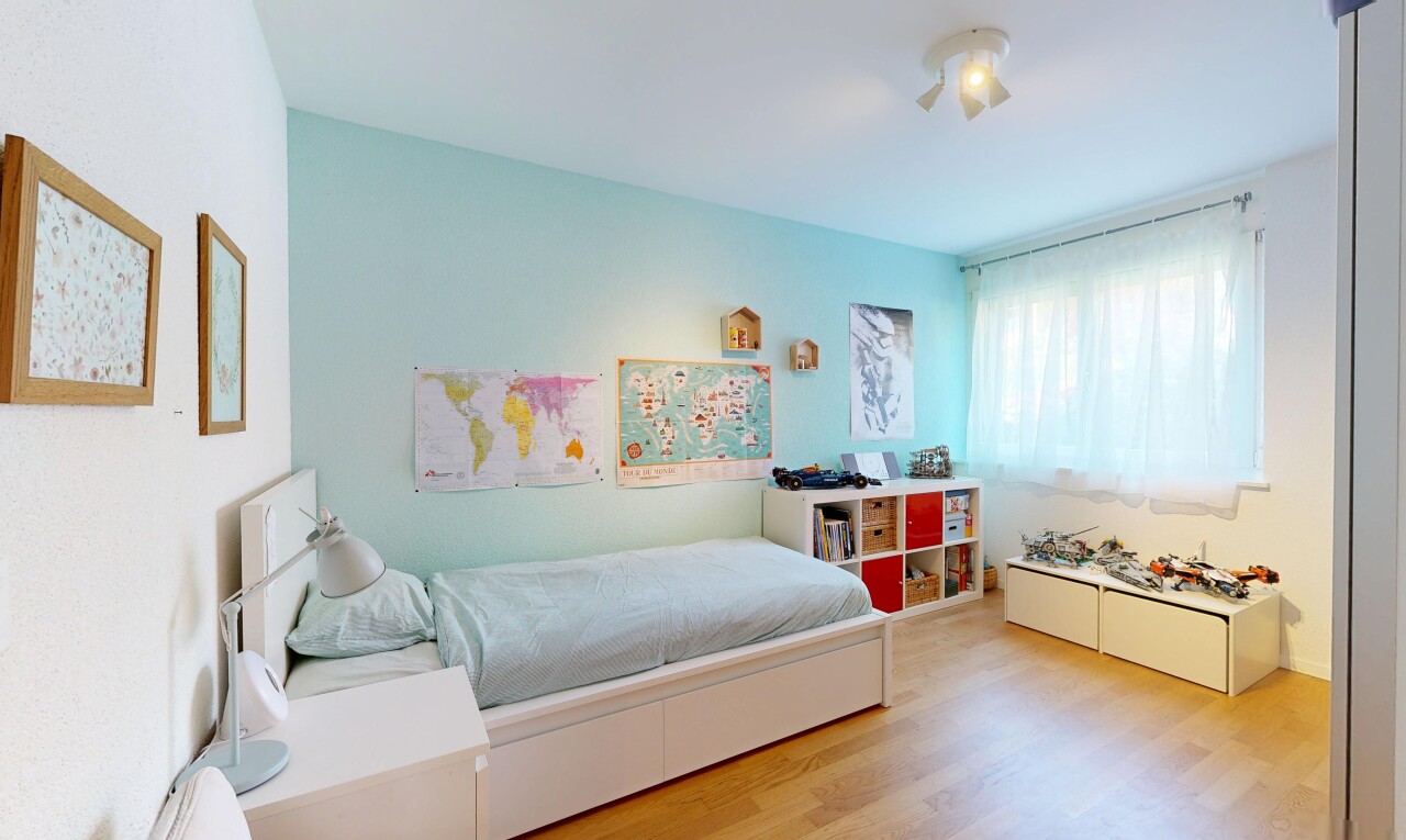 chambre avec wood finish floor, sol en finition bois, natural light, lumière naturelle, et drywall