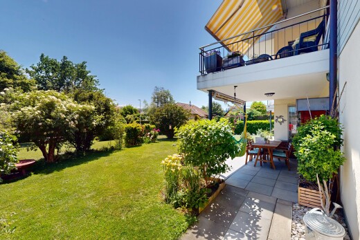 jardin avec coin repas extérieur, terrasse, from property, pelouse, et day time