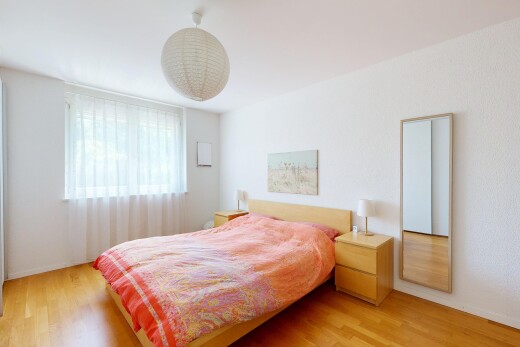 chambre avec inside property, lumière naturelle, natural light, sol en finition bois, et wood finish floor