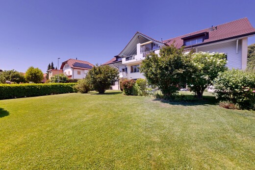 jardin avec pelouse, balcon, day time, et property visible