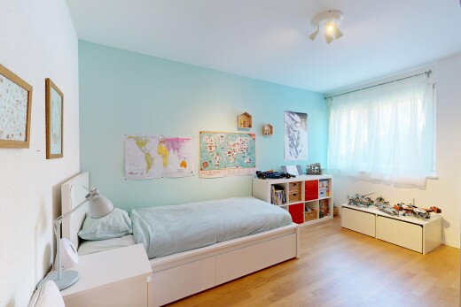 chambre avec wood finish floor, sol en finition bois, natural light, lumière naturelle, et drywall