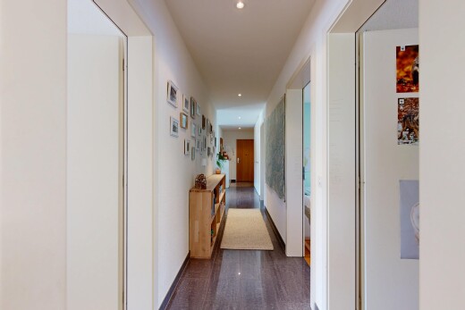 couloir avec éclairage encastré, recessed lighting, inside property, cloison sèche, et drywall