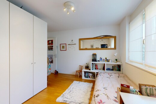 chambre avec inside property, sol en finition bois, wood finish floor, cloison sèche, et drywall