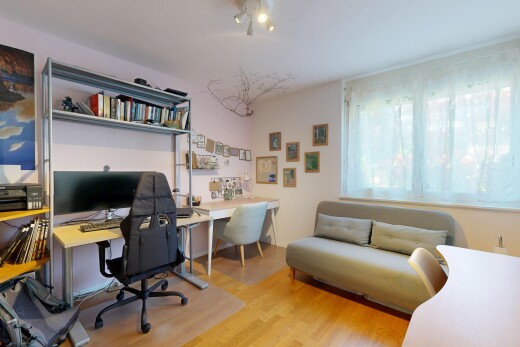 bureau avec espace bureau, inside property, cloison sèche, drywall, et sol en finition bois