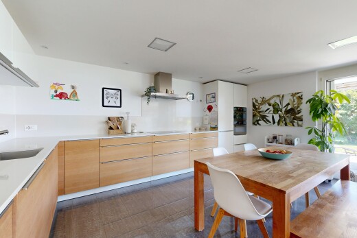 cuisine avec natural light, lumière naturelle, dark floor, inside property, et light countertops