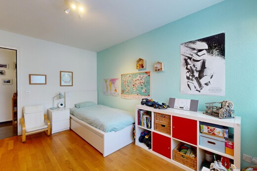 chambre avec sol en finition bois, wood finish floor, inside property, cloison sèche, et drywall