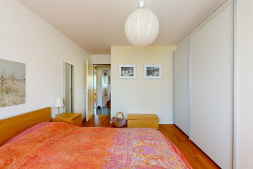 chambre avec wood finish floor, sol en finition bois, inside property, drywall, et cloison sèche