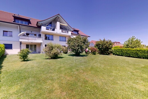 façade avec balcon, pelouse, toit mansardé, from property, et day time