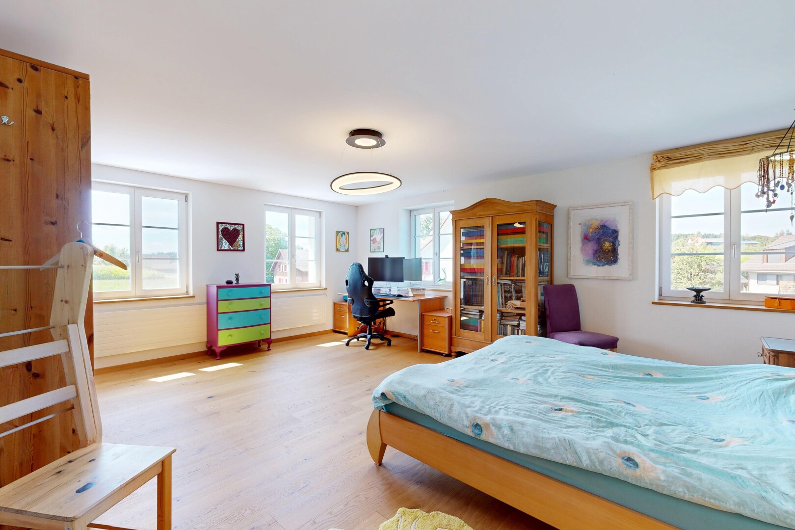 zimmer / schlafzimmer mit natürliches licht, drywall, gipskartonwand, wood finish floor, und light floor