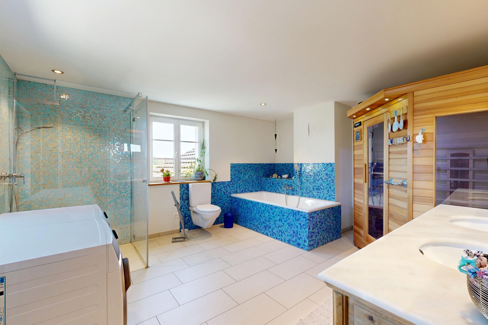 bad mit bad, komplettes badezimmer, dusche, tumbler, und einbauleuchten