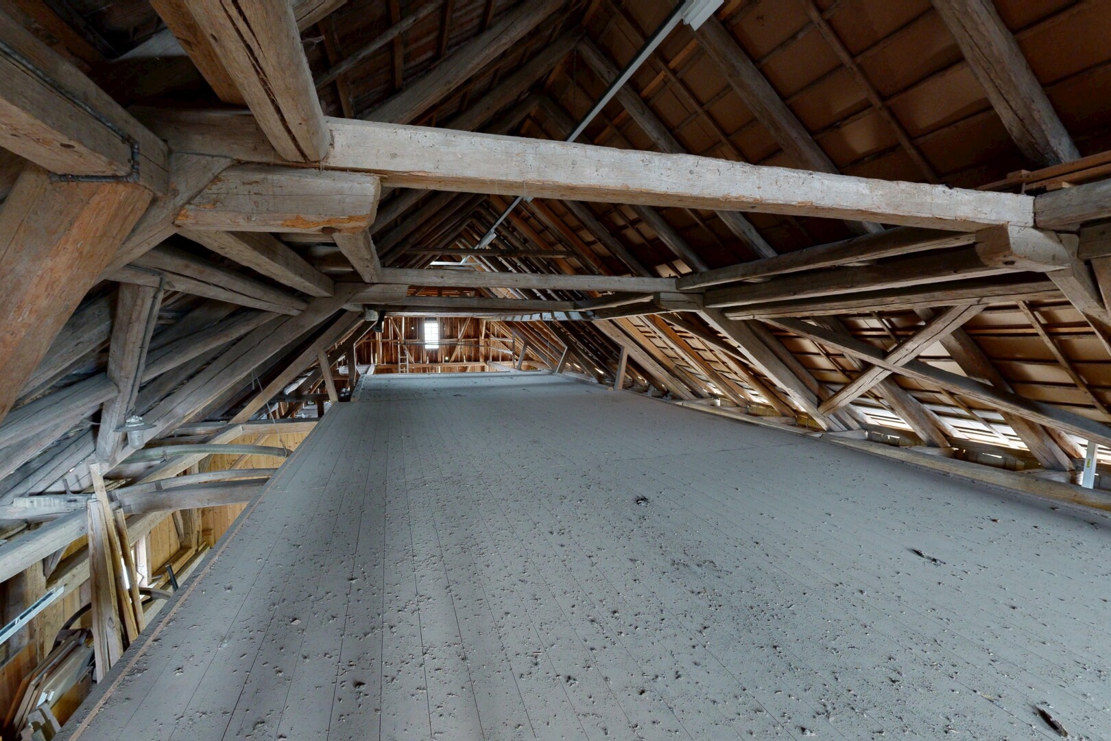 leerer raum mit vaulted ceiling, dachschräge, cathedral ceiling, und kathedralendecke