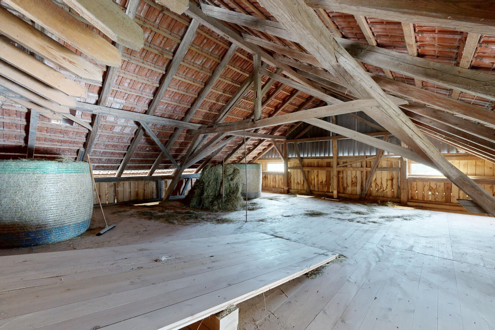 leerer raum mit dachschräge, vaulted ceiling, kathedralendecke, cathedral ceiling, und inside property