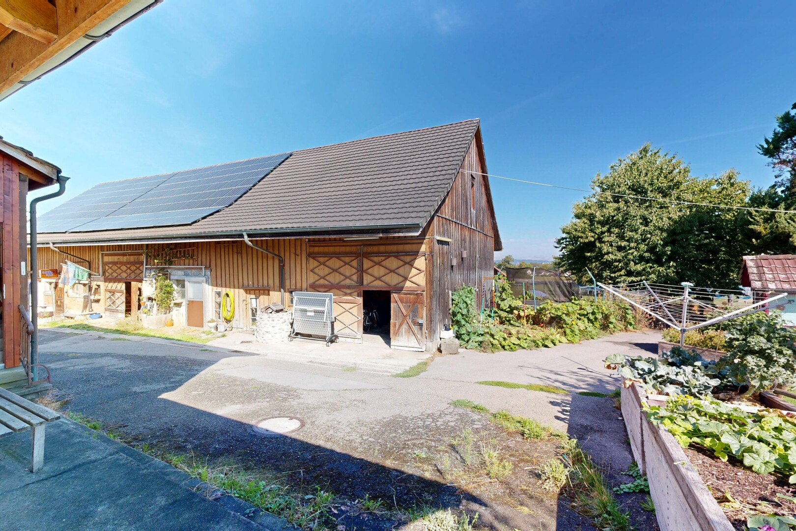 außenansicht mit außenansicht, day time, vertikale verkleidung, und solaranlage