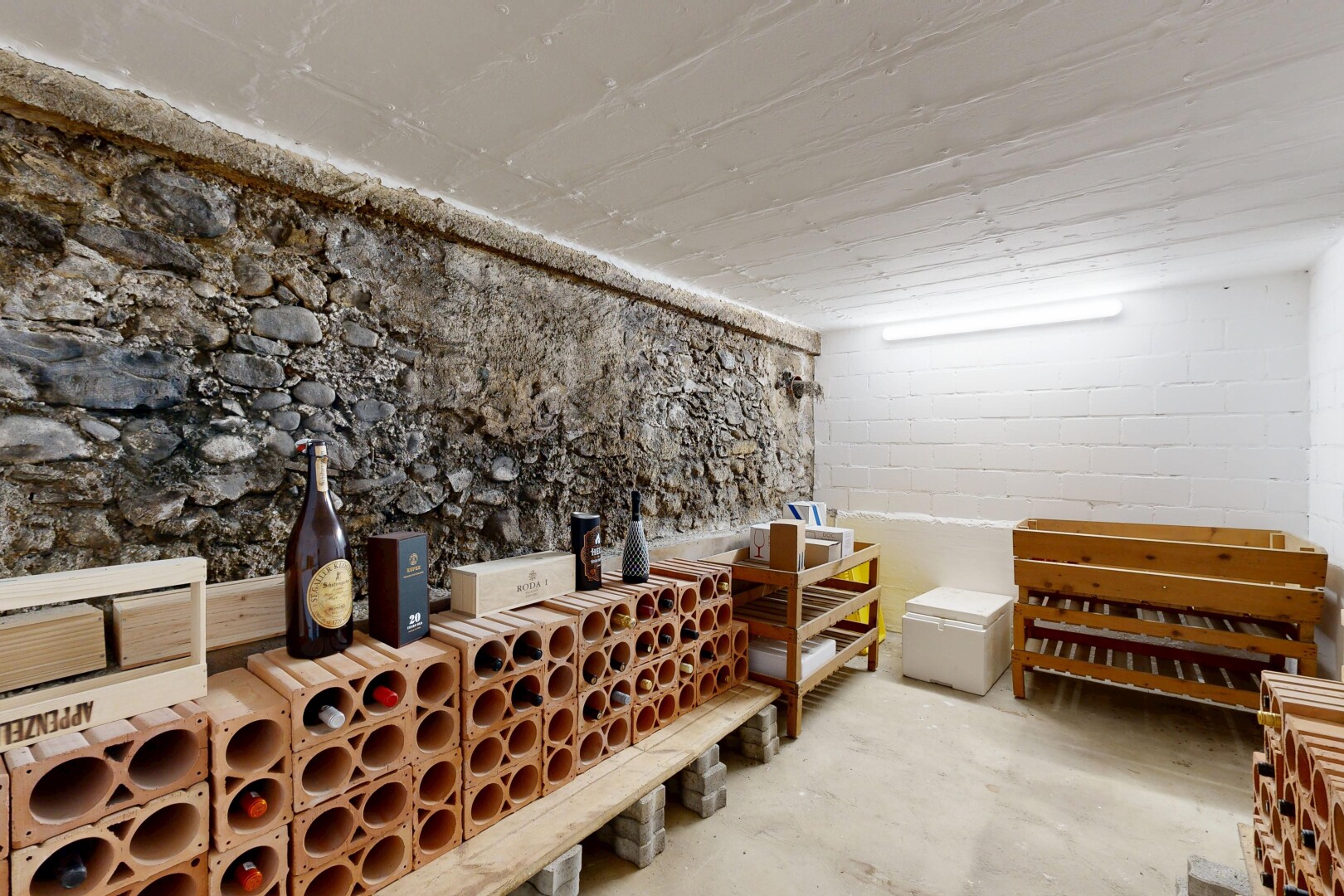 keller mit concrete floor, betonboden, unfinished concrete floor, stone wall, und steinwand