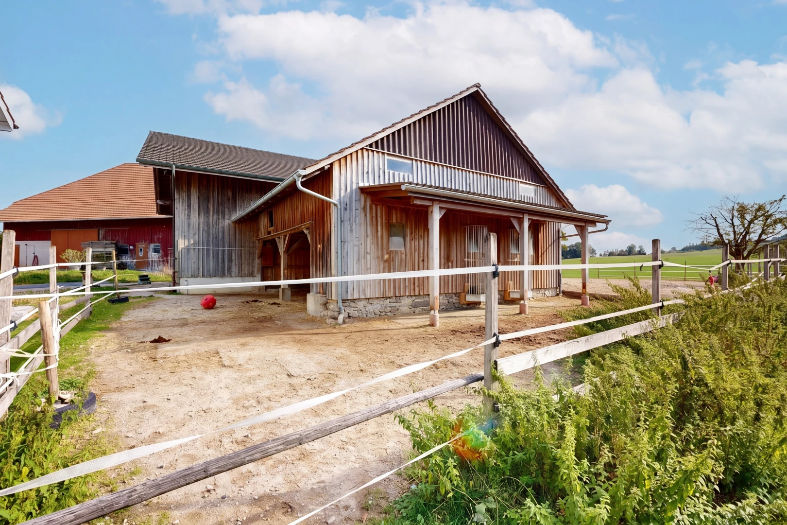 außenansicht mit vertikale verkleidung, außenansicht, stall, day time, und holzverkleidung
