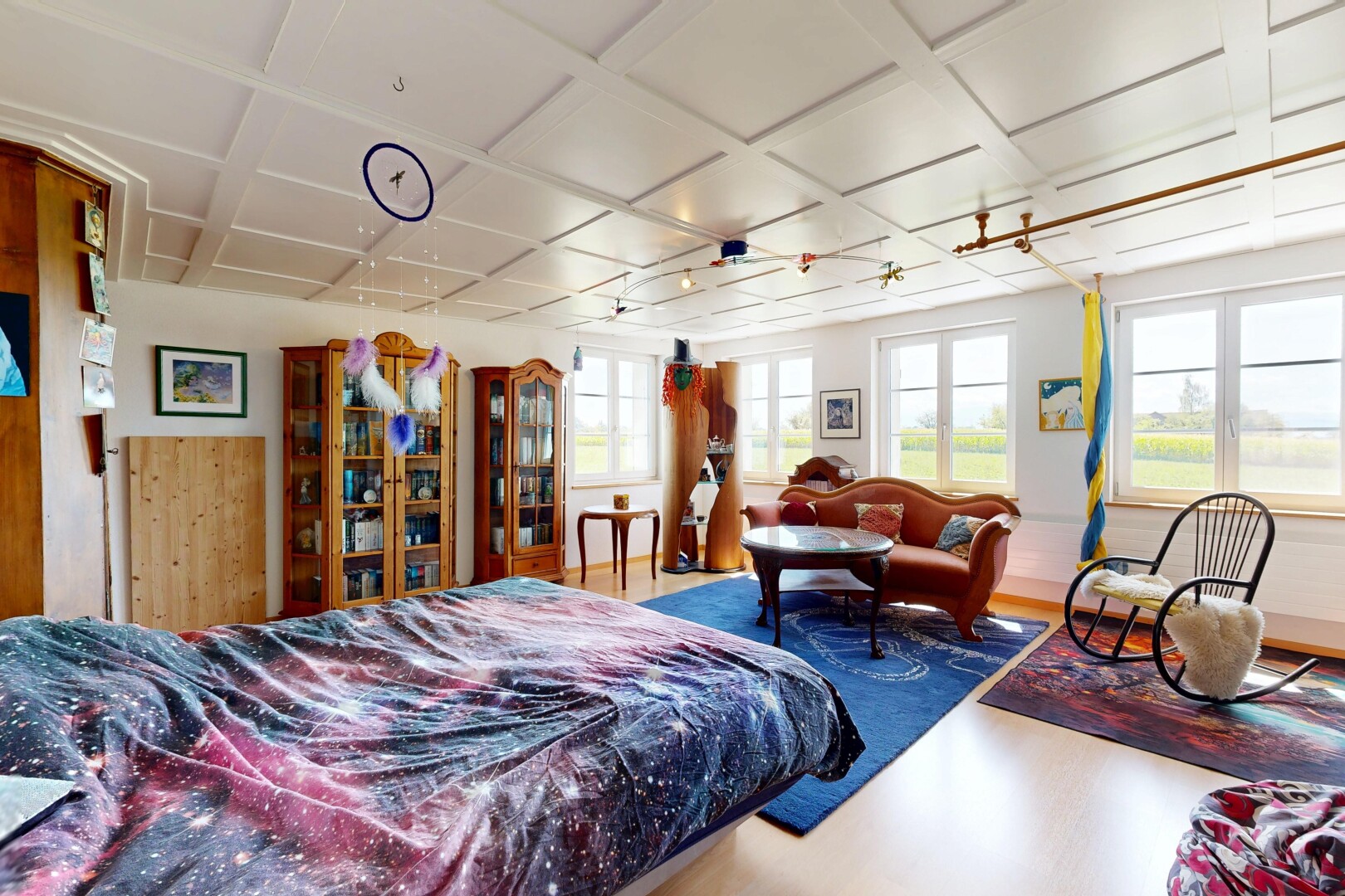 zimmer / schlafzimmer mit coffered ceiling, kassettendecke, natürliches licht, inside property, und deckenbeleuchtung