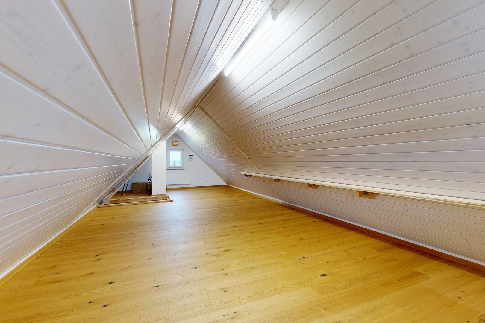 leerer raum mit niedrige decke, low ceiling, natürliches licht, holzfußboden, und wood finish floor