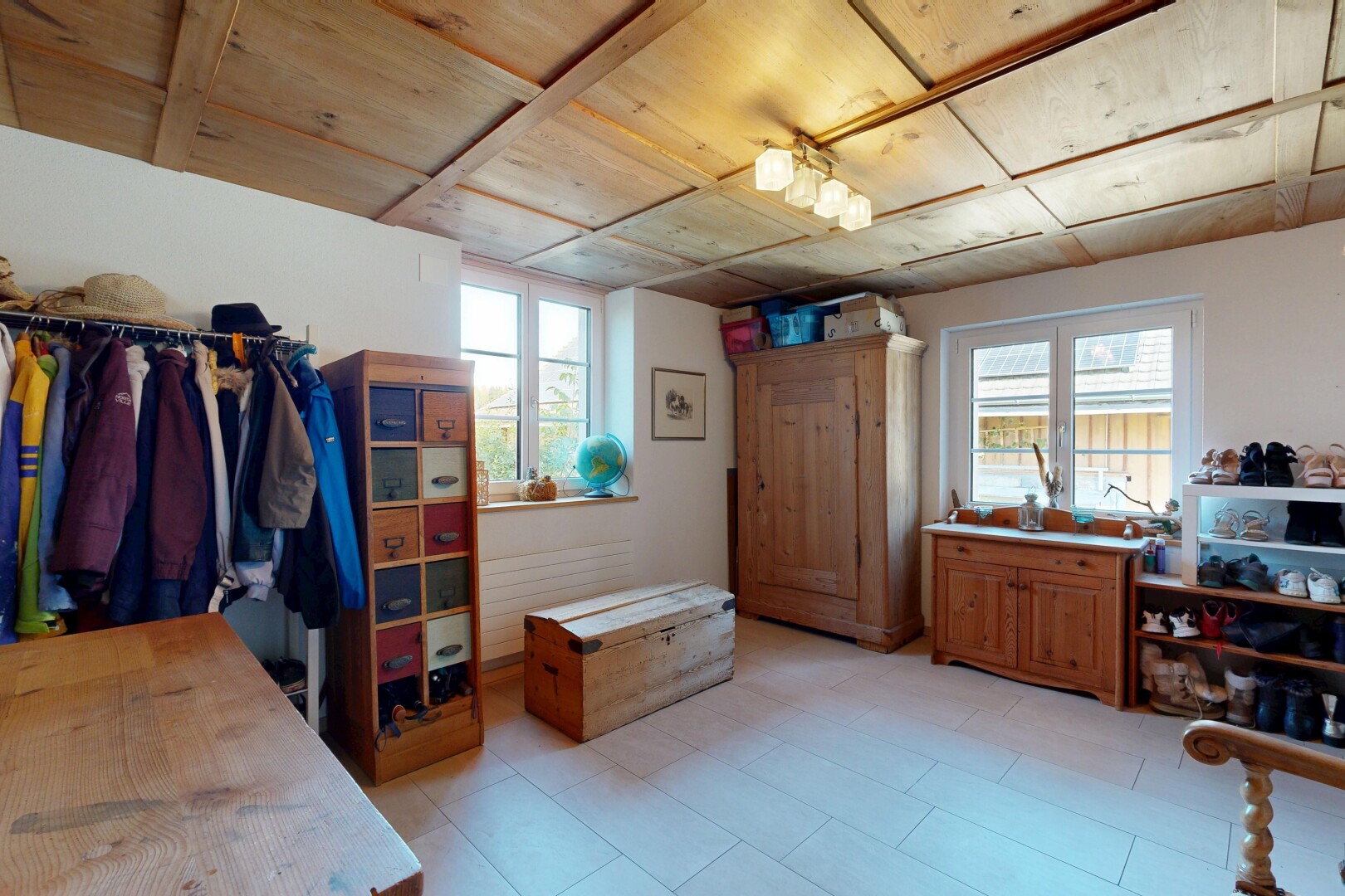 zimmer / schlafzimmer mit drywall, gipskartonwand, natürliches licht, inside property, und wood ceiling