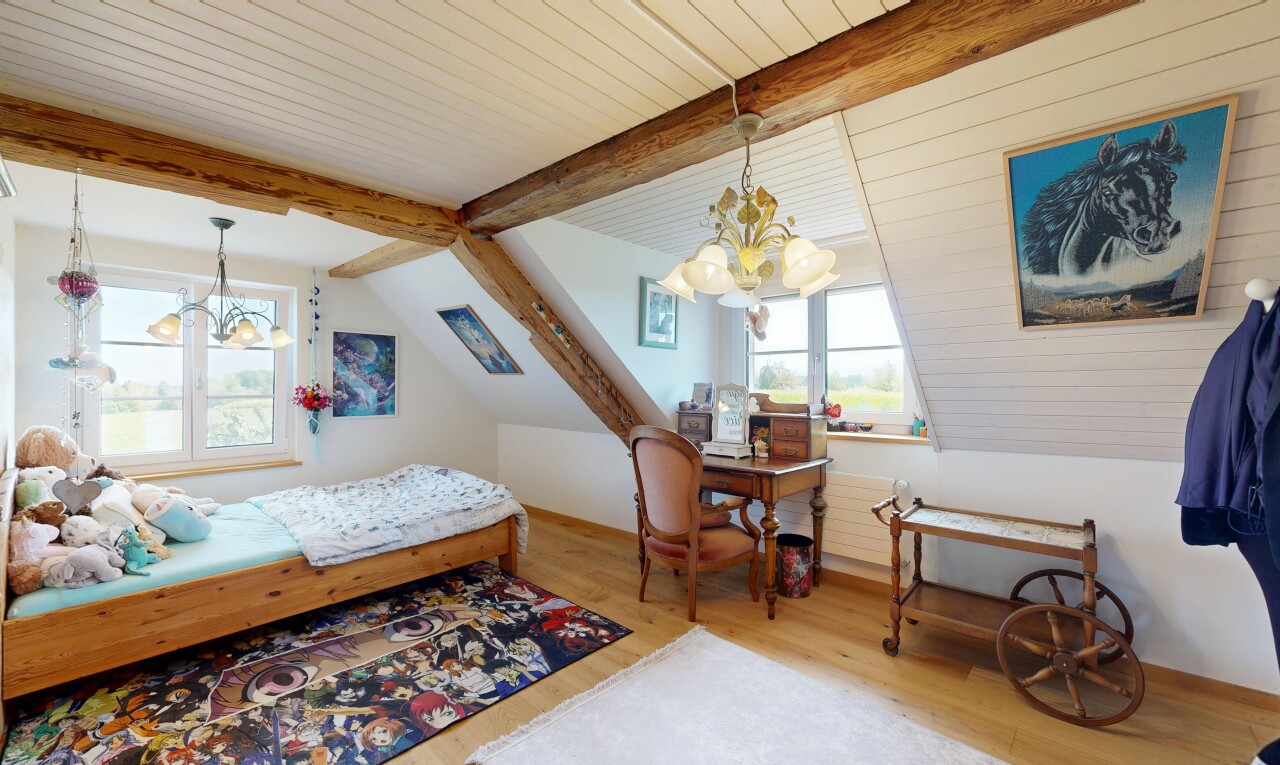 zimmer / schlafzimmer mit zusätzliches zimmer, wood finish floor, holzfußboden, beamed ceiling, und balkendecke