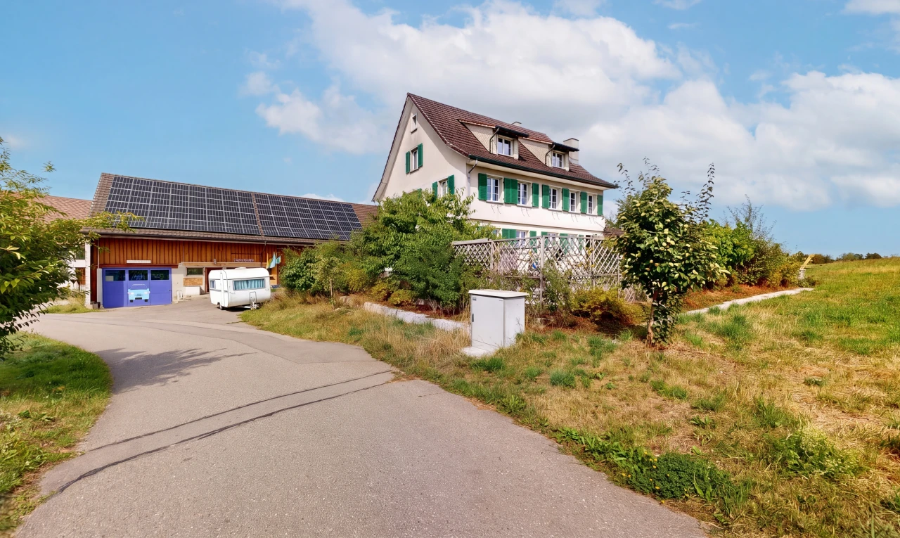 außenansicht mit solaranlage, garage, day time, dachgaube, und auffahrt