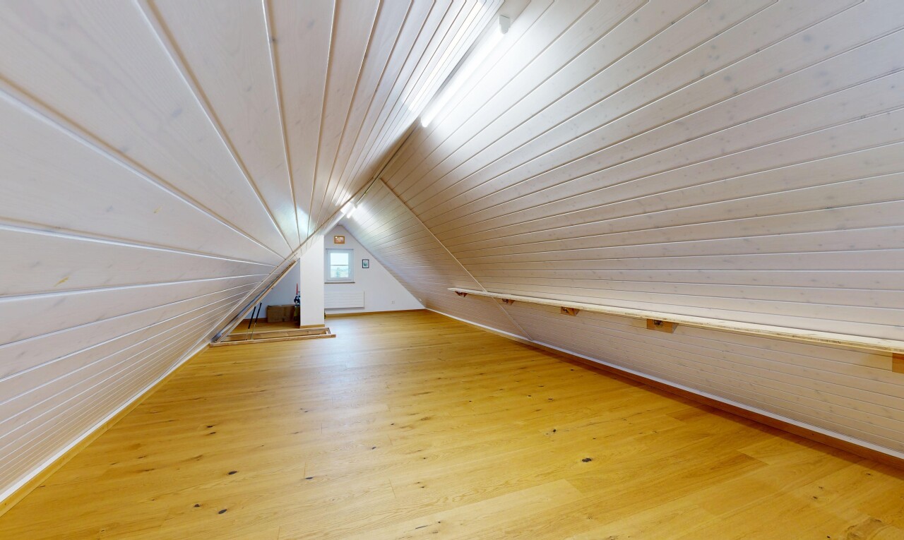 leerer raum mit niedrige decke, low ceiling, natürliches licht, holzfußboden, und wood finish floor