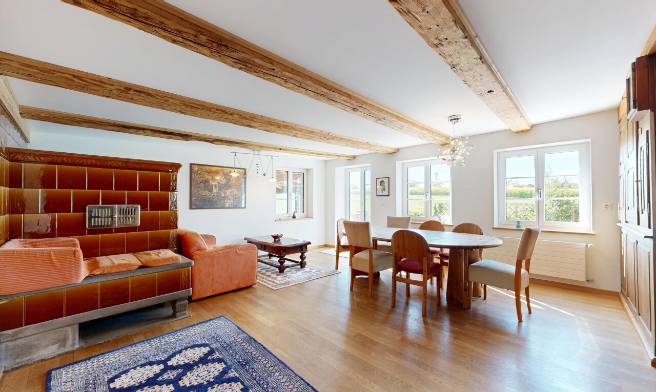 wohn- / esszimmer mit balkendecke, beamed ceiling, high end ceiling, gipskartonwand, und drywall