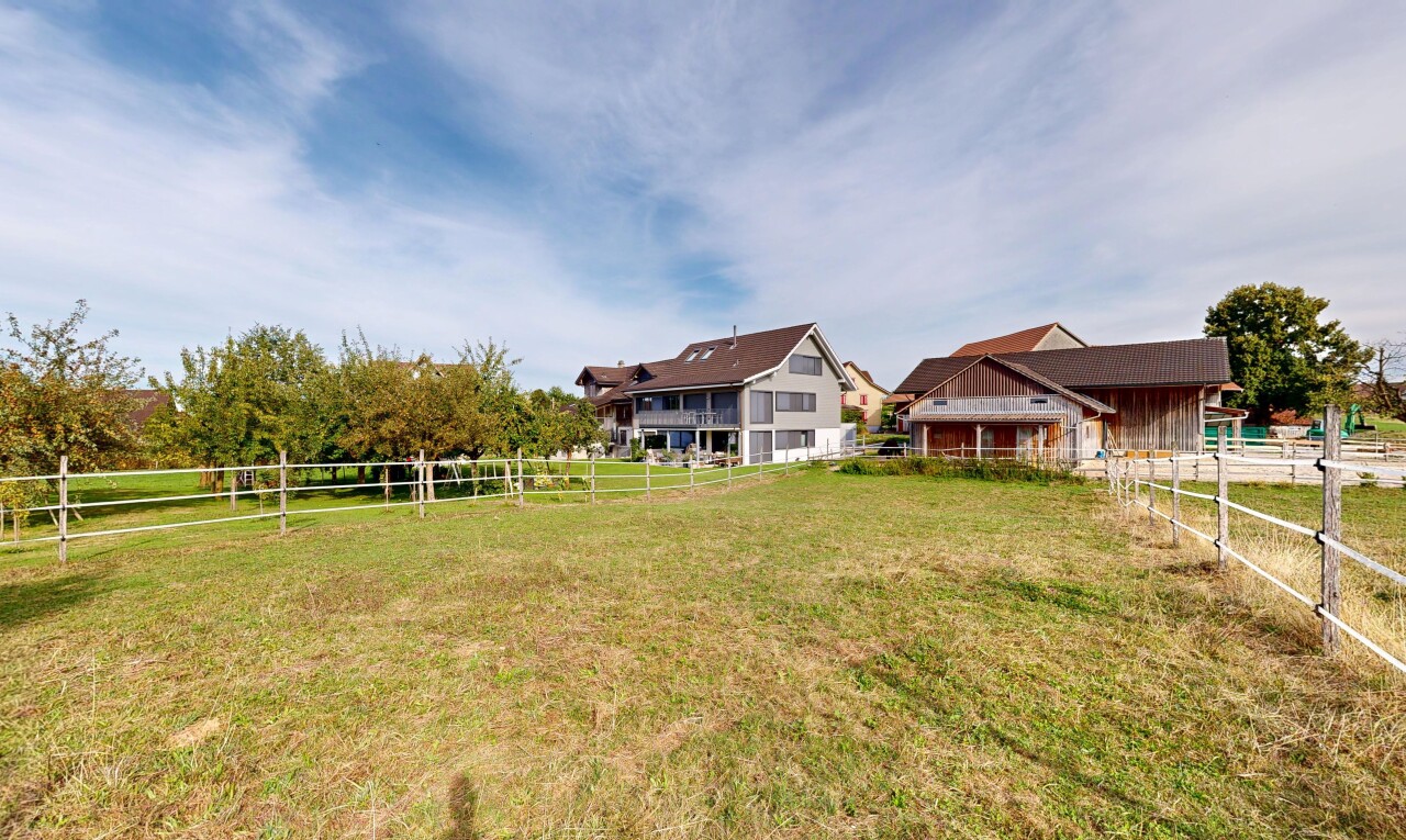außenansicht mit zaun, day time, und property visible