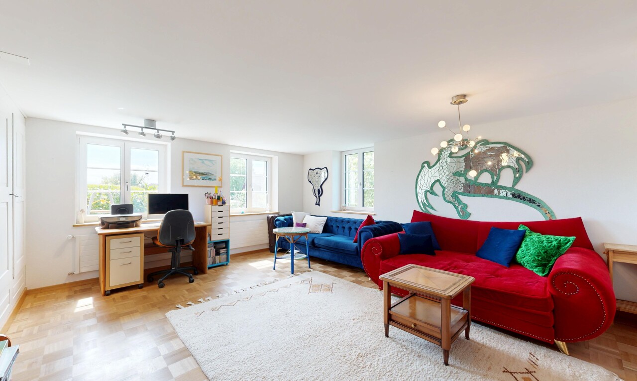 wohnzimmer mit bürobereich, natürliches licht, gipskartonwand, drywall, und fernseher