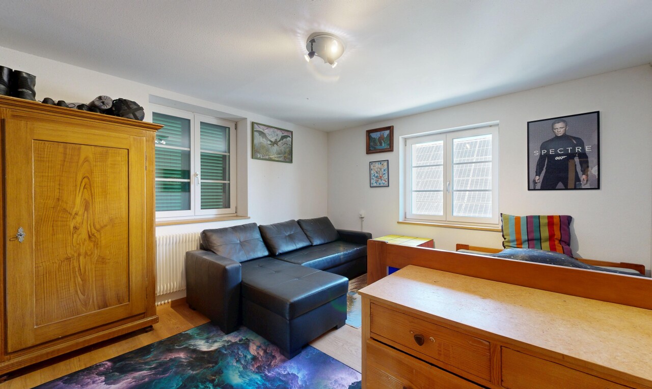 wohnzimmer mit kühler, drywall, gipskartonwand, natürliches licht, und inside property
