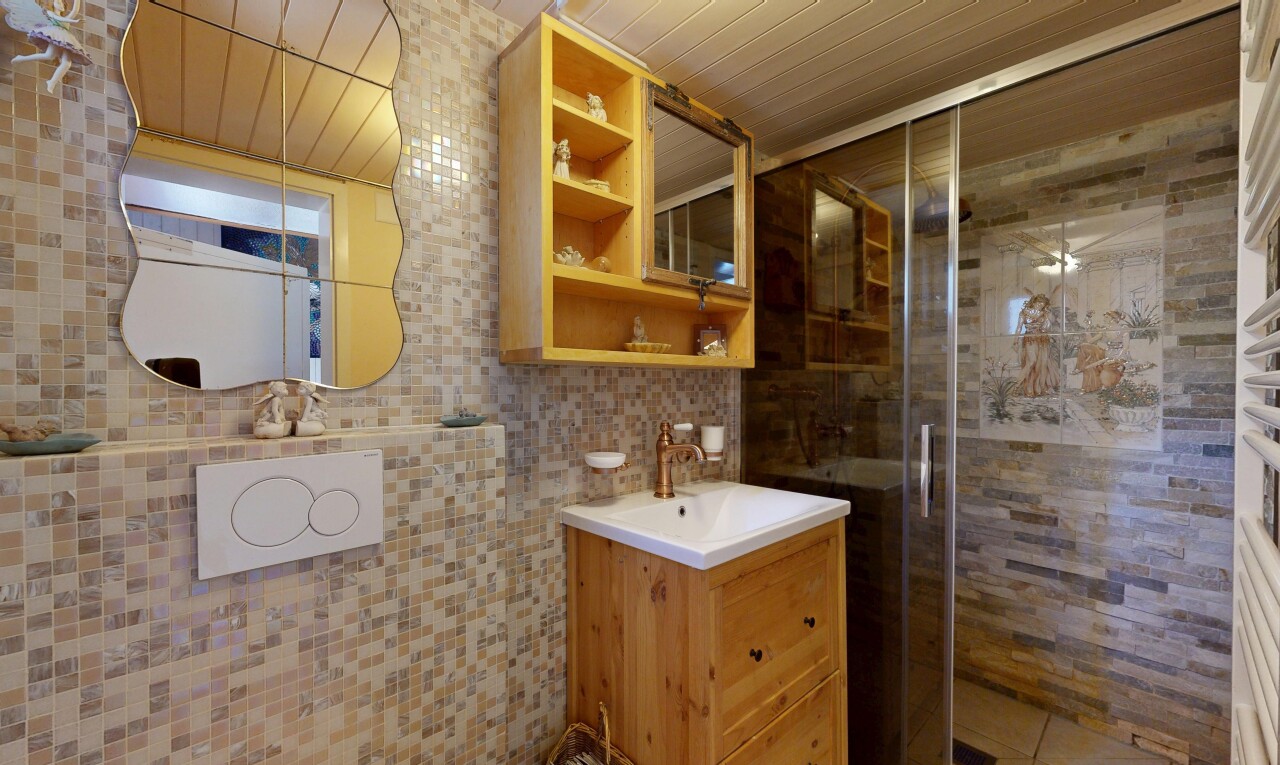 bad mit spiegel, komplettes badezimmer, dusche, schminktisch, und waschbecken