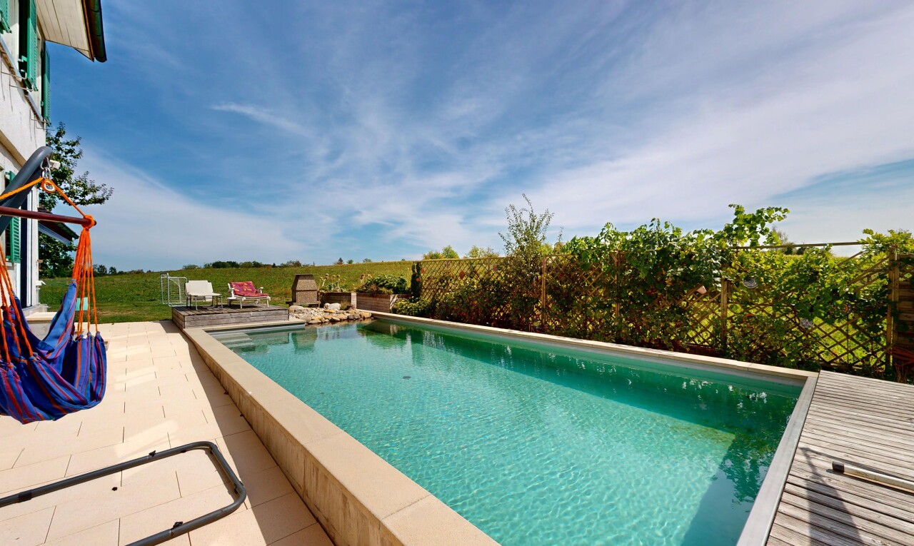 schwimmbad mit from property, schwimmbad, zaun, day time, und terrasse