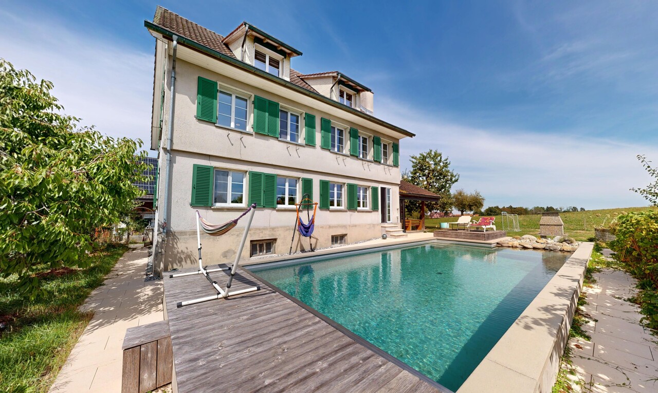 schwimmbad mit schwimmbad, terrasse, deck, day time, und from property