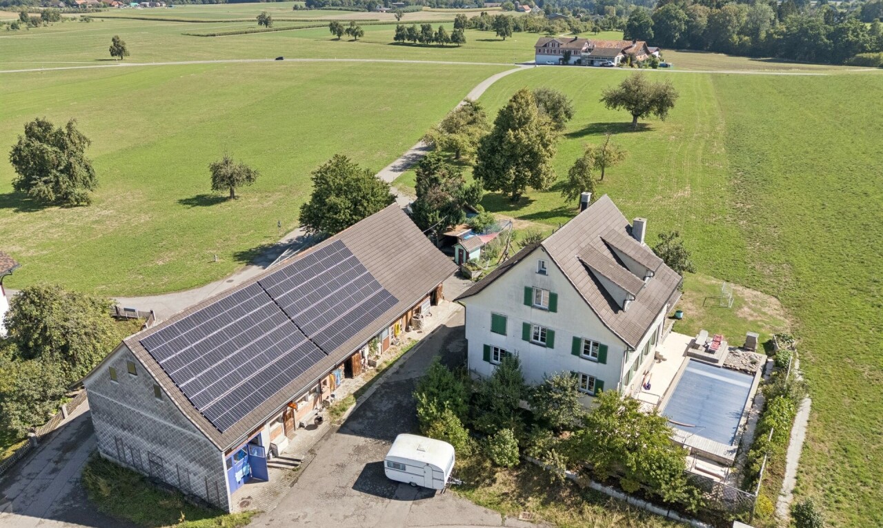 außenansicht mit rural view, ländliche aussicht, solaranlage, und day time