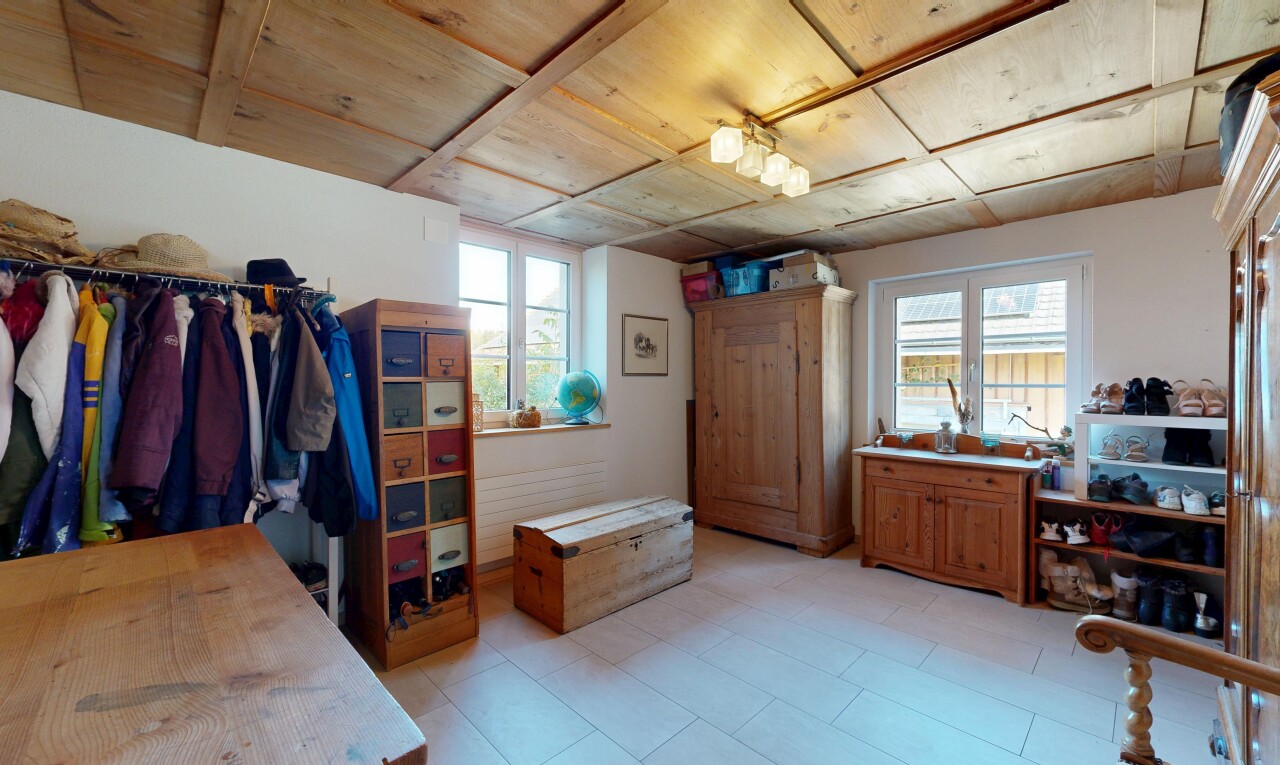 zimmer / schlafzimmer mit drywall, gipskartonwand, natürliches licht, inside property, und wood ceiling