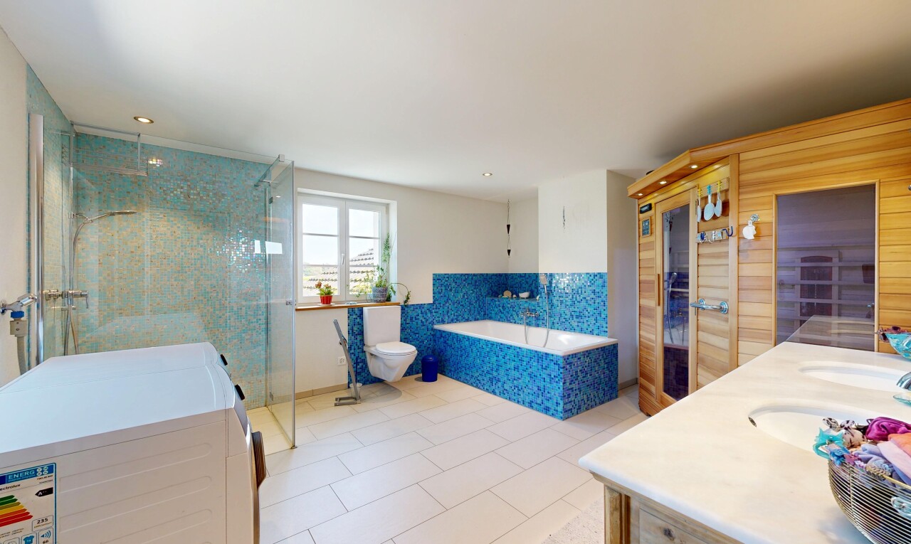 bad mit bad, komplettes badezimmer, dusche, tumbler, und einbauleuchten