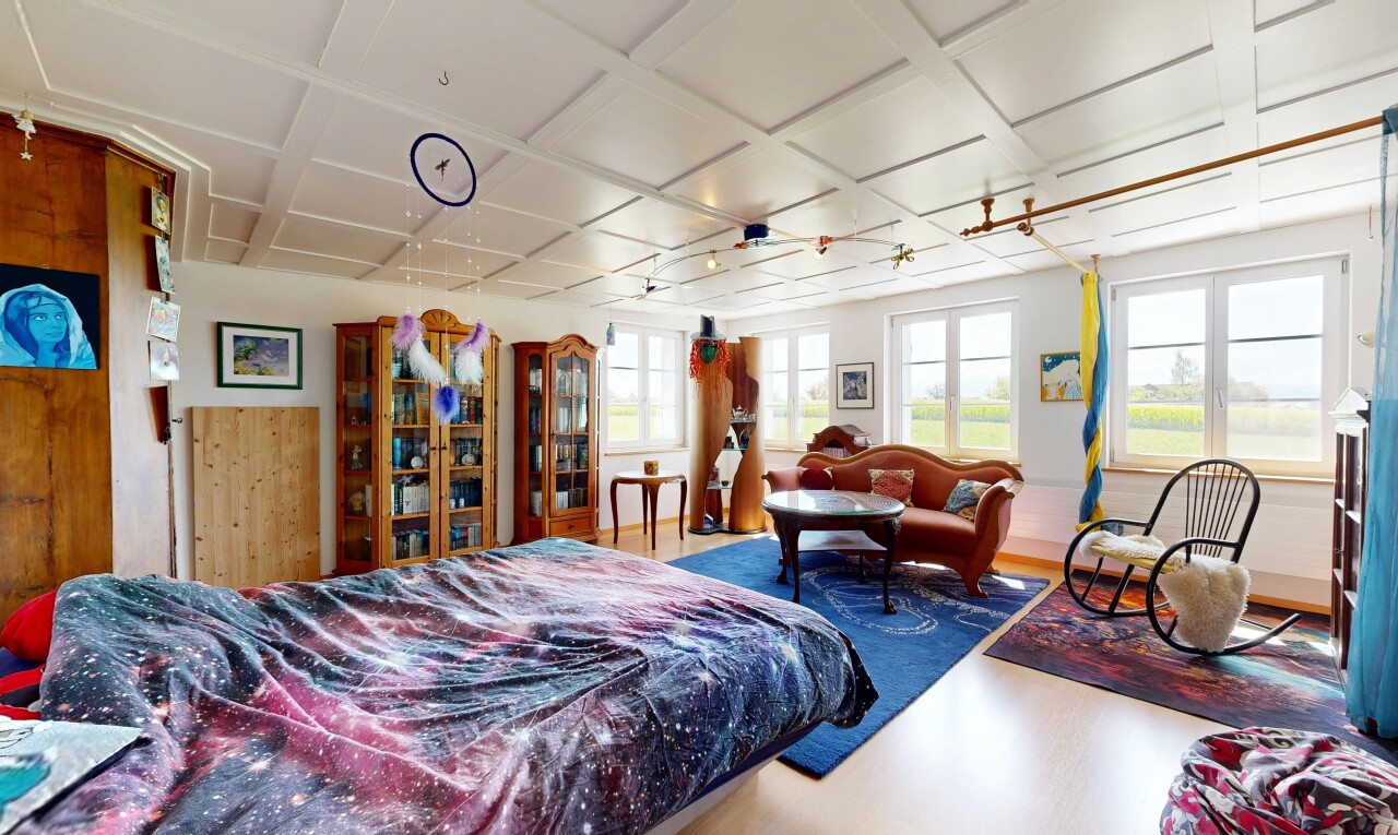 zimmer / schlafzimmer mit coffered ceiling, kassettendecke, natürliches licht, inside property, und deckenbeleuchtung