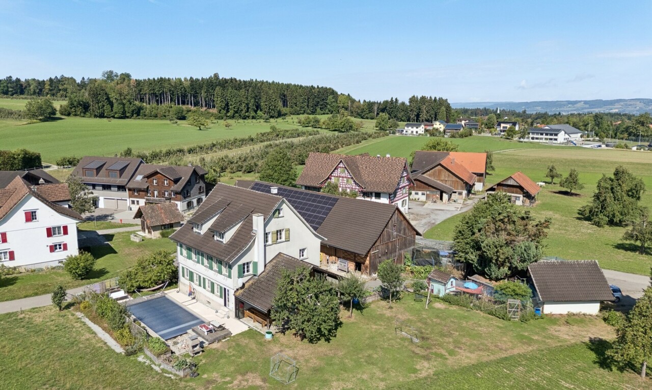 außenansicht mit deck und day time