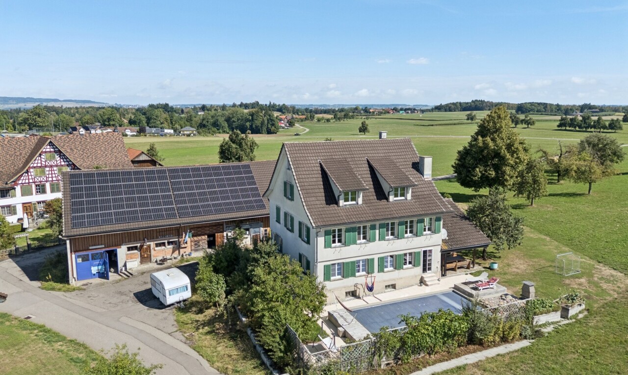 außenansicht mit dachgaube, solaranlage, day time, property visible, und drone view