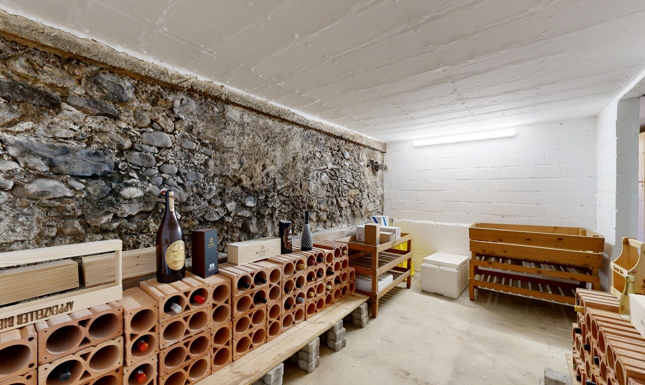 keller mit concrete floor, betonboden, unfinished concrete floor, stone wall, und steinwand